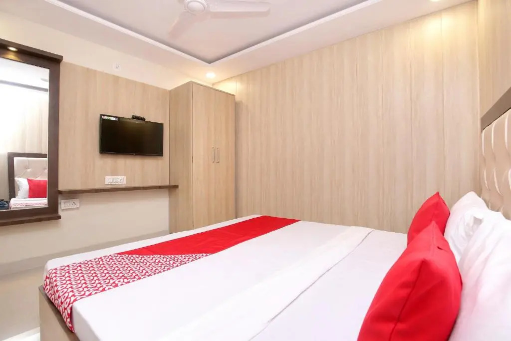 OYO 24501 Hotel Forever Inn