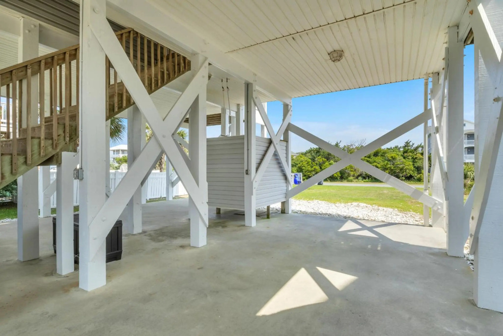 5 Buoys by Oak Island Accommodations