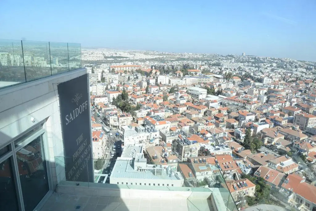 Luxury 4 br/3 bath, city center
