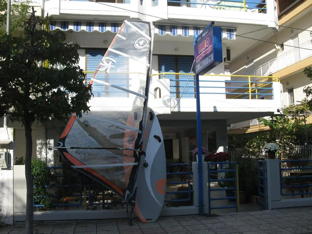 Theo Apartments