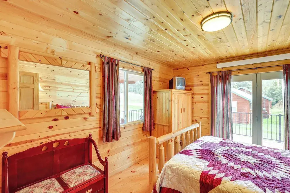Wraparound Deck & Grill: Deadwood Cabin