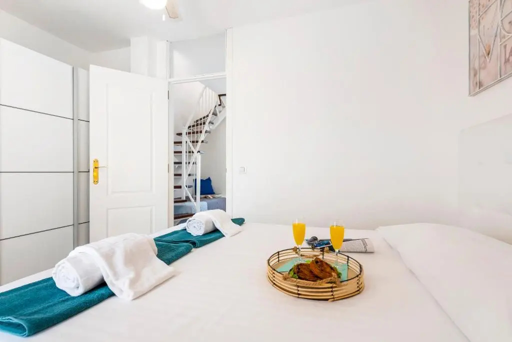 1314 FABULOUS 2 BEDROOM Accommodation ROOF TERRACE
