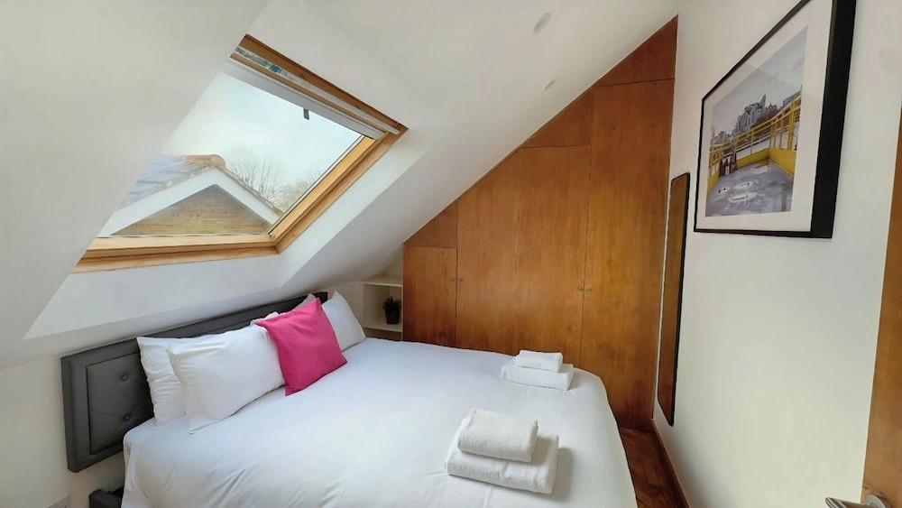 Quiet Top-floor Retreat