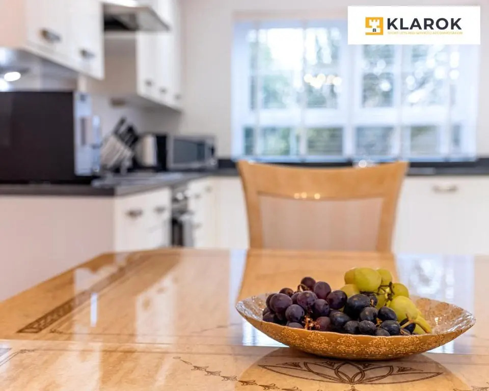 LONG STAYS 20pct OFF - LARGE 4BED-Pool Table & Parking By Klarok Short Lets & Serviced Accommodation