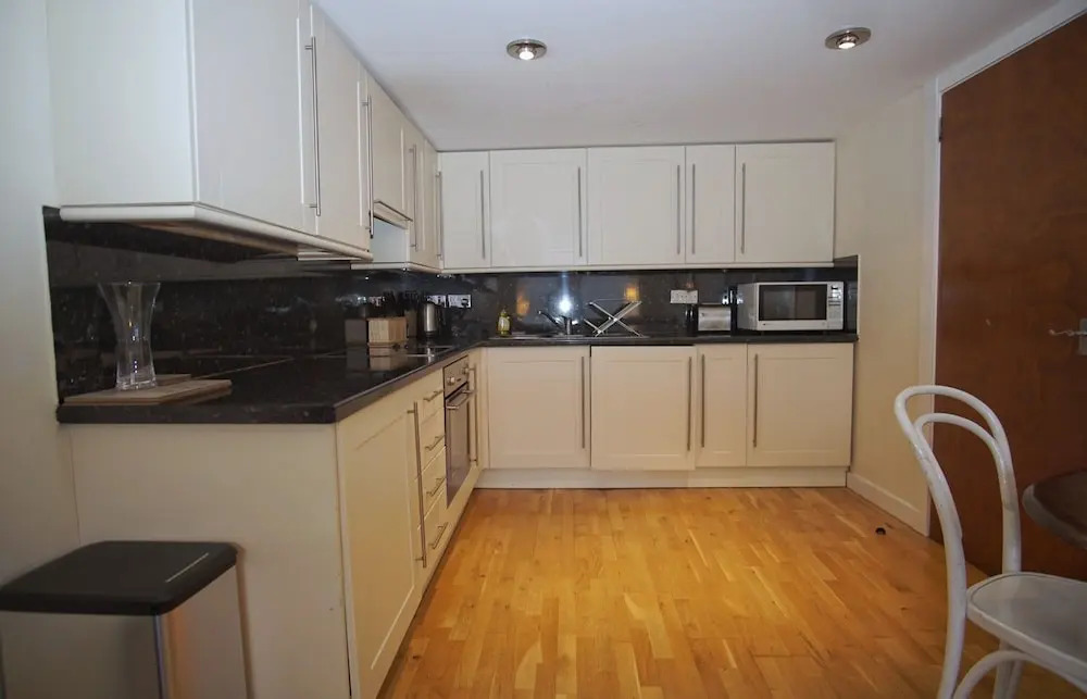 Bright, Spacious Old Town Flat for 6