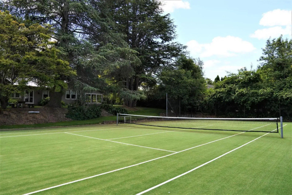 Robin Hill Manor - rambling retreat & tennis court