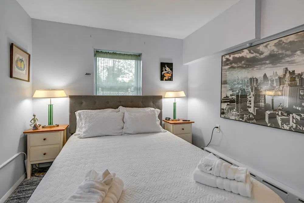 Pet-friendly Great Neck Home ~ 1 Mi to Kings Point