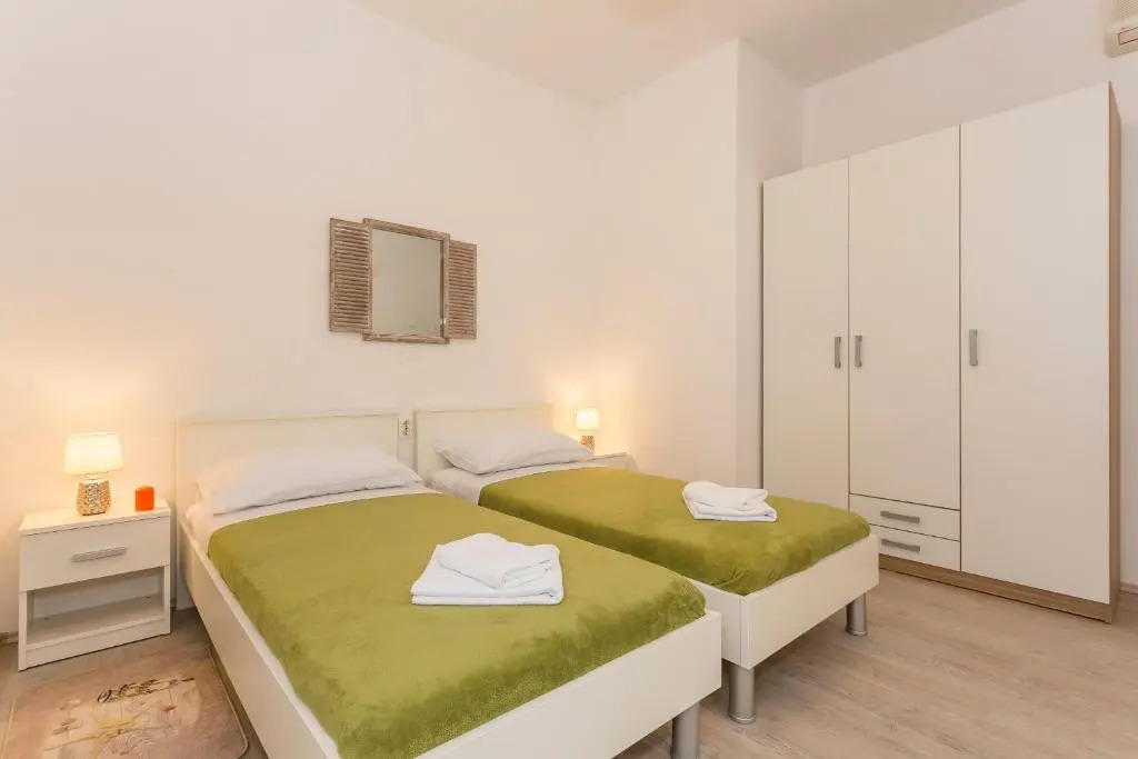 Studio Leon-Sara with shaded patio and garden view