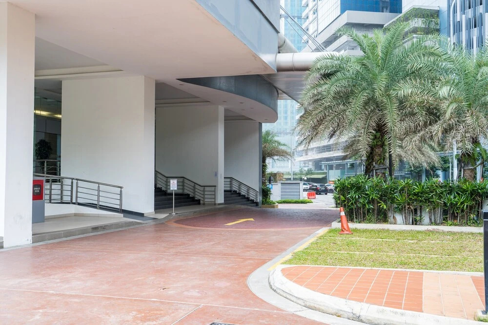 Crest Jalan Sultan Ismail by OYO Rooms