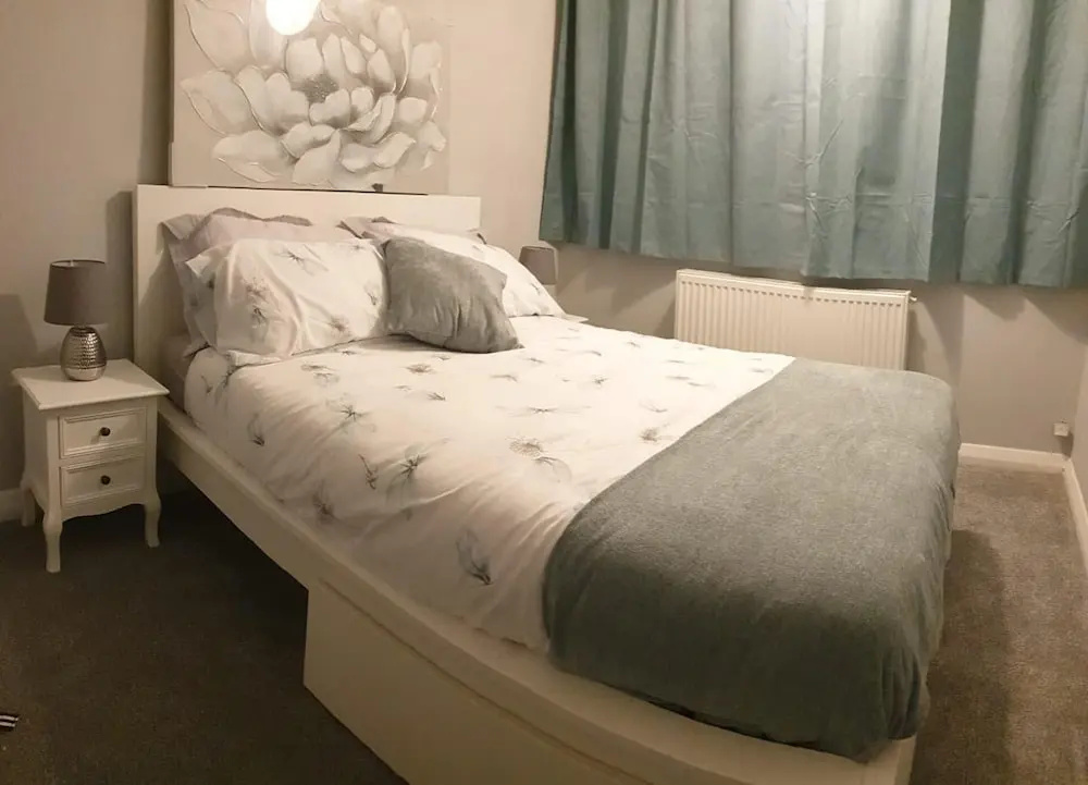 Cosy 3 bedroom residential house, private garden, 30 minutes from Alton Towers, 5 minute walk to Trentham Gardens
