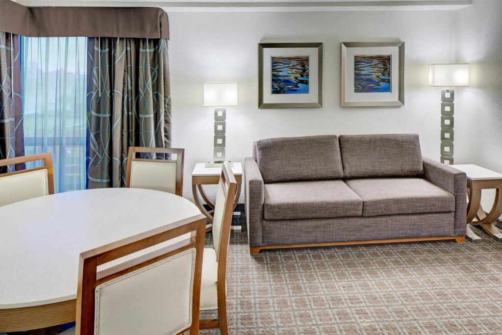 DoubleTree by Hilton Milwaukee Downtown