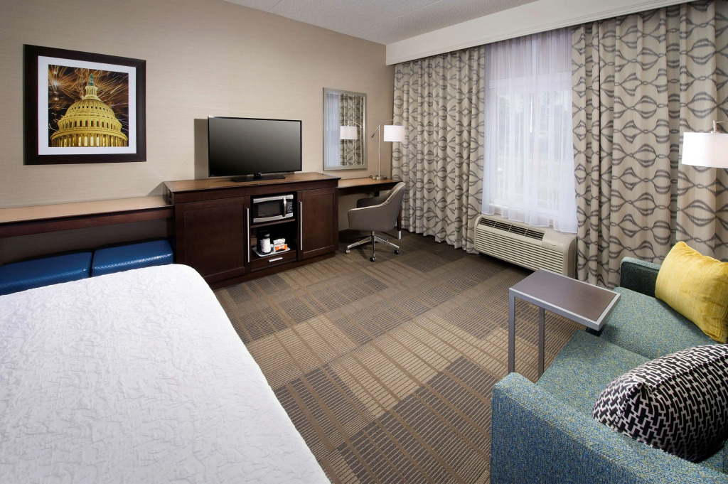 Hampton Inn & Suites Falls Church