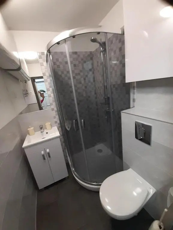 Vízparti gyermekbarát teljesen felújított Apartman, őrzött, saját strand, parkoló, étterem