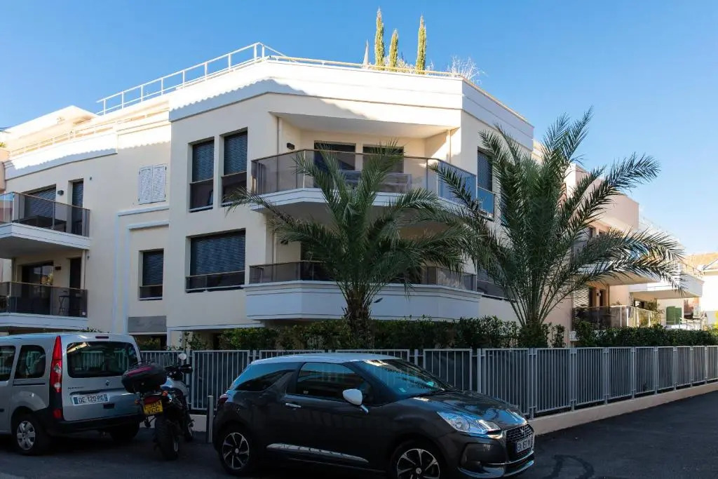 KIKILOUE CANNES 2 BEDROOM WITH GARDEN In the heart of Palm Beach
