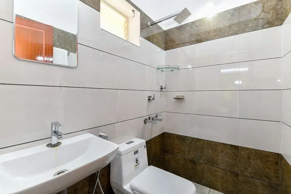 White House by OYO Rooms