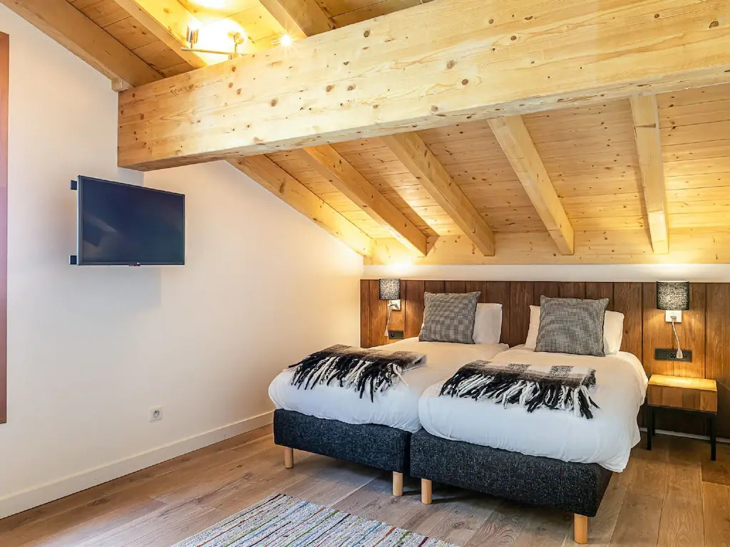 Penthouse with wine climate cabinet, ski lift 1.5 km away.