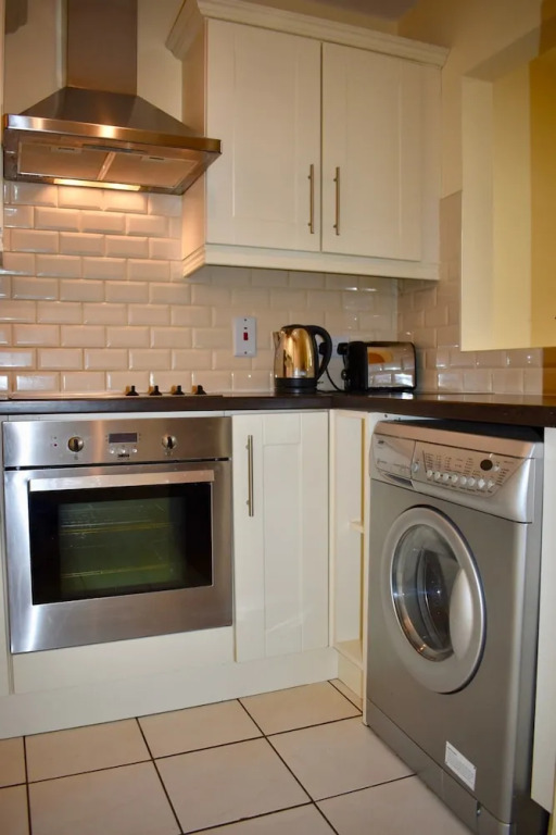 Modern 2 Bedroom Apartment Near the City Centre