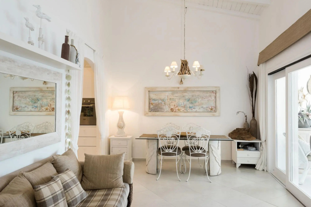The apartment is located in the first row and directly overlooks the sea, being on the first floor a-S'Abba 81