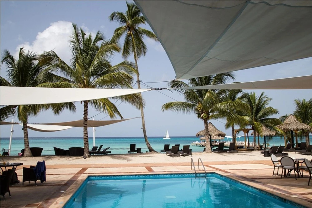 Pool view apartment ideal families 02