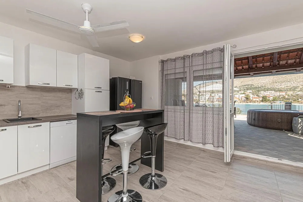 Amazing Home in Grebastica With Wifi and 4 Bedrooms
