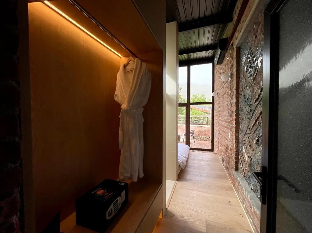Brickyard Retreat at Mutianyu Great Wall Adjoin to Mutianyu Great Wall - Room with the View of Great Wall - Chinese massage experience - Vehicle Shuttle Service - International Catering - SPA& Nail Beauty Facilities