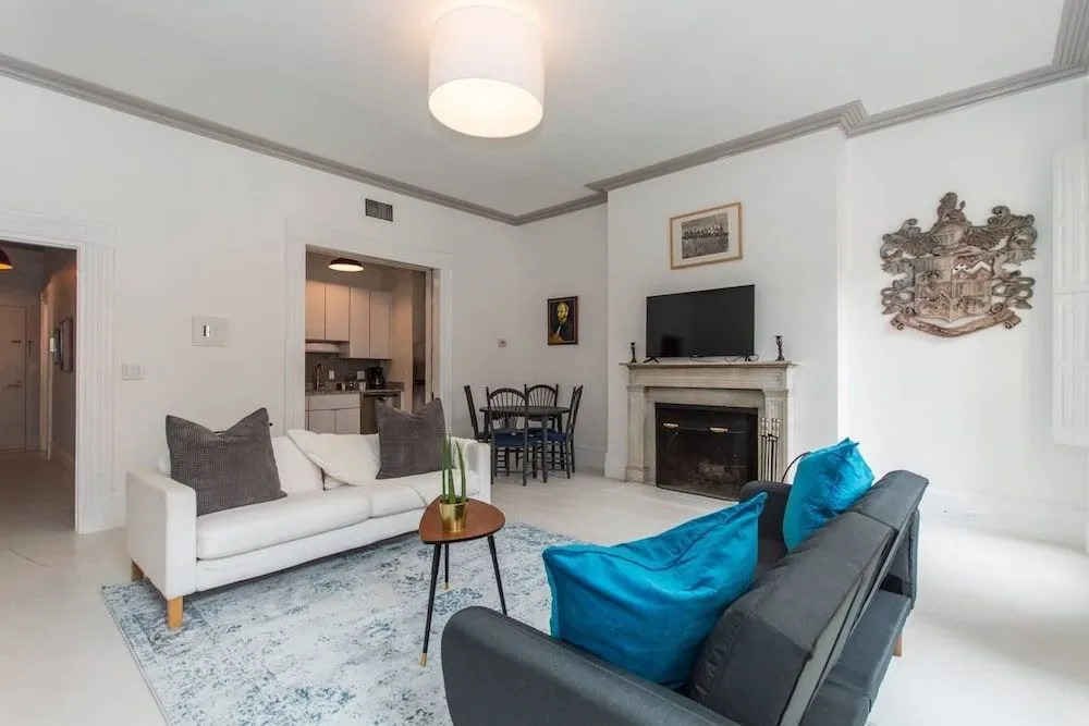 Rittenhouse Gem - One Bedroom w Patio and Parking