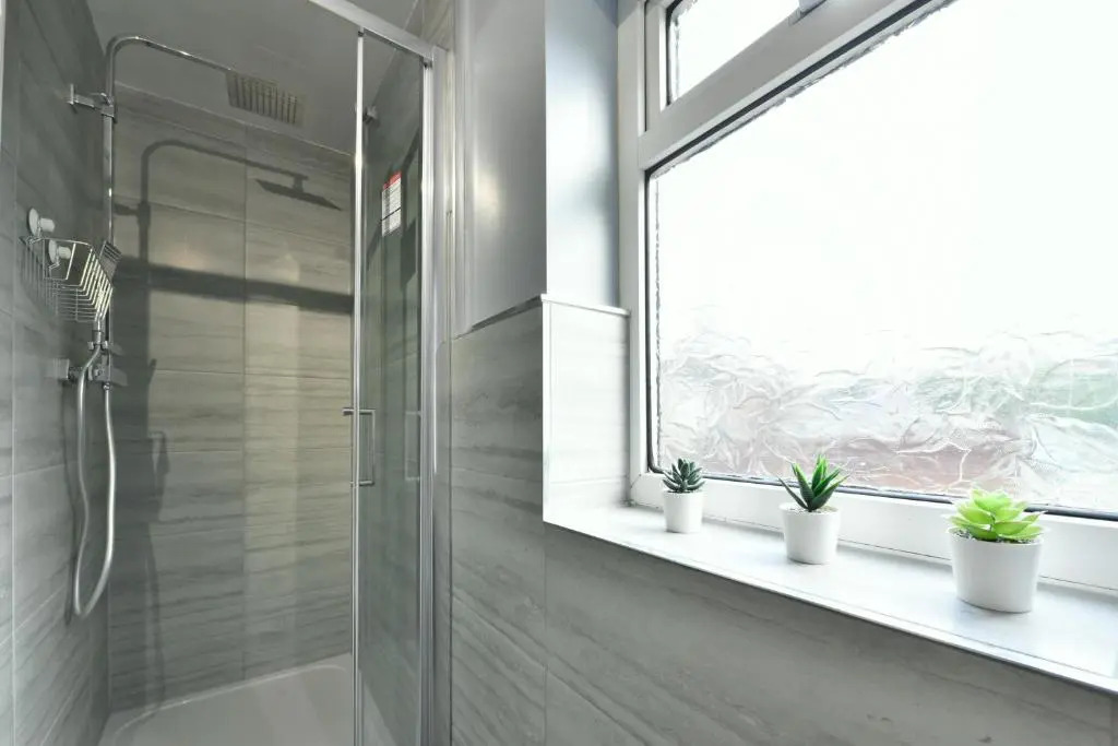 4 Bedroom, 2 Bathroom House - Free Parking