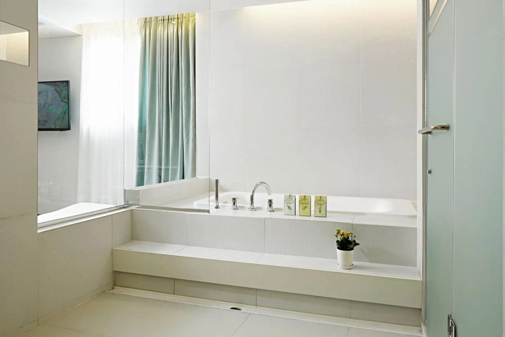 The Bathtel
