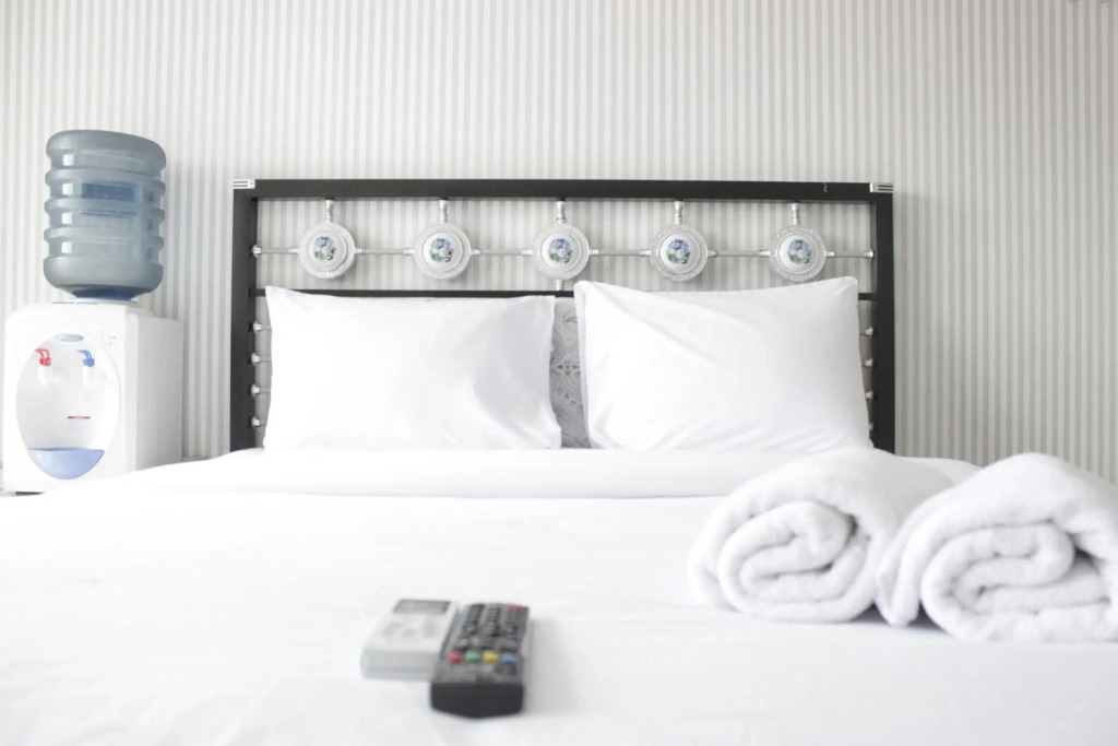Chic and Comfy Studio Room at Mekarwangi Square Apartment Cibaduyut by Travelio