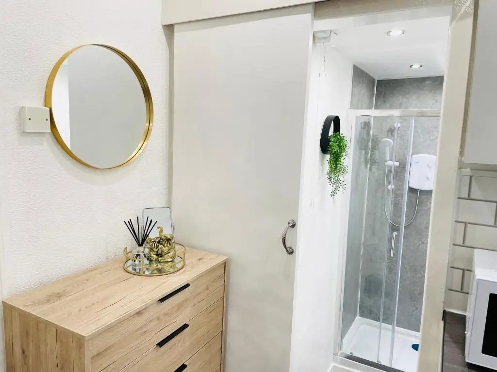 Lovely Estelle Studio Apartment by CityNest