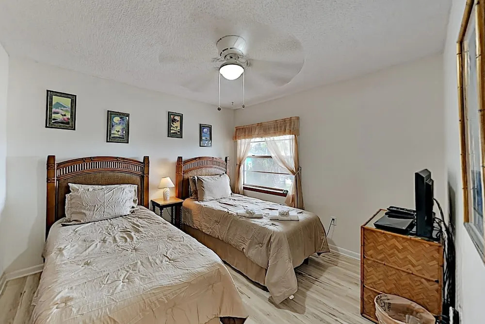 3br/2ba Seaside - 600 Feet From The Beach - Sleeps 6 3 Bedroom Home