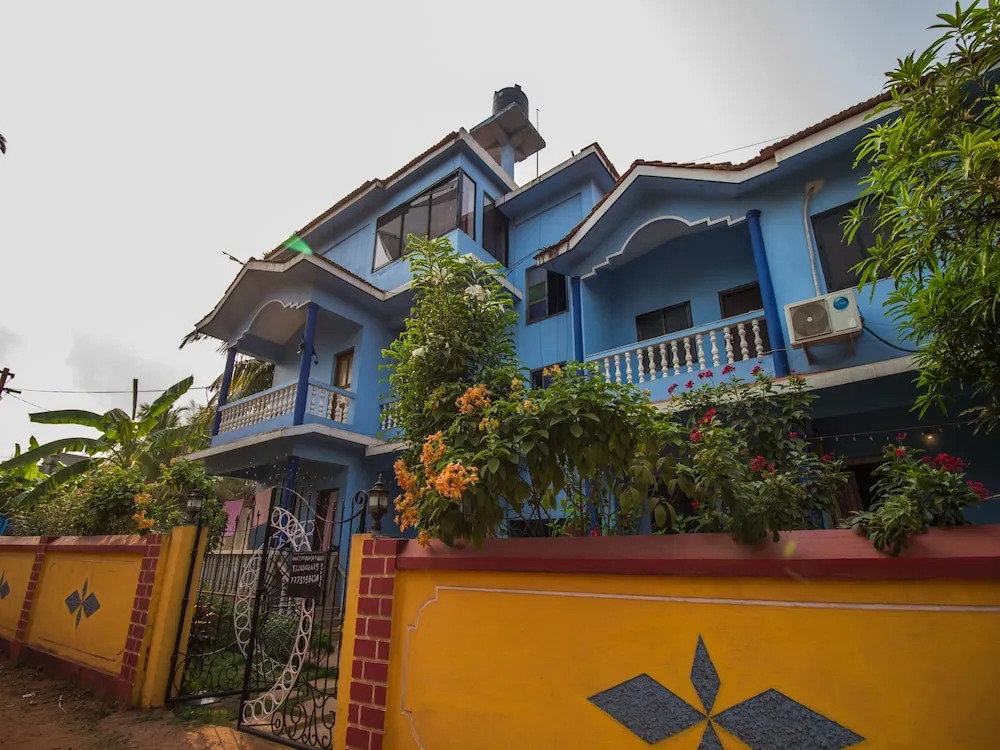 OYO 13360 Home Studio Morjim Beach