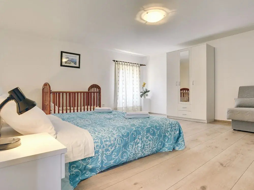 Apartment With Modern Decor and Spacious Garden, 3 km From the Beach