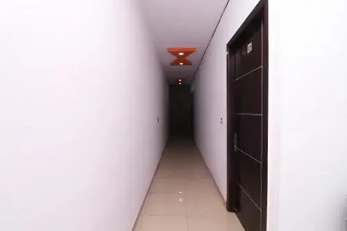 OYO 28090 Cocktail Hotel