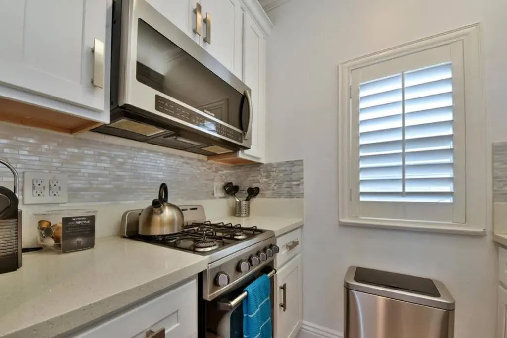 1000#5 Premier Modern Home w View, Parking, and AC