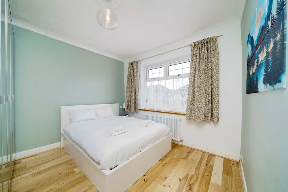 Stylish 3-bedroom Bungalow in London
