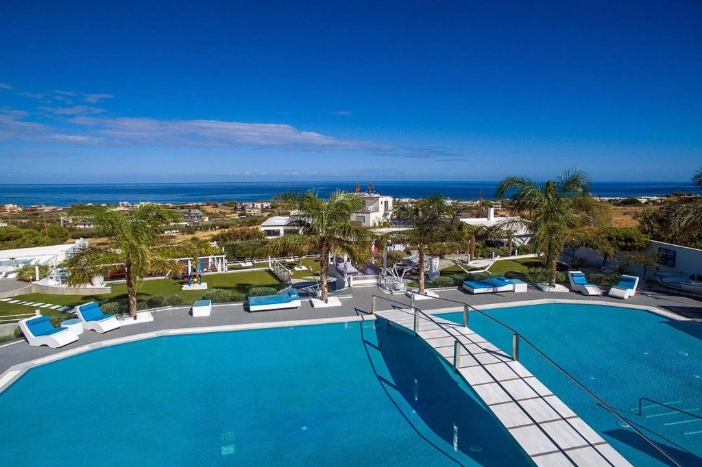 Amazing 4 bedroom villa very close to the beach