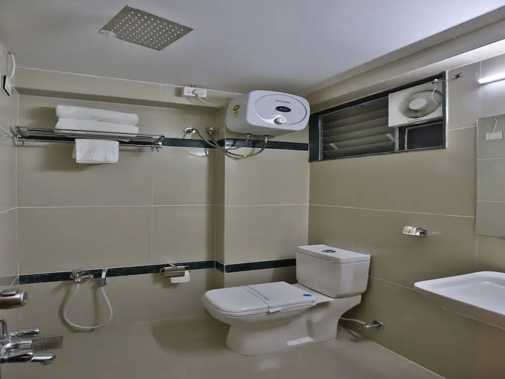 Collection O 12462 Hotel Shiv Inn