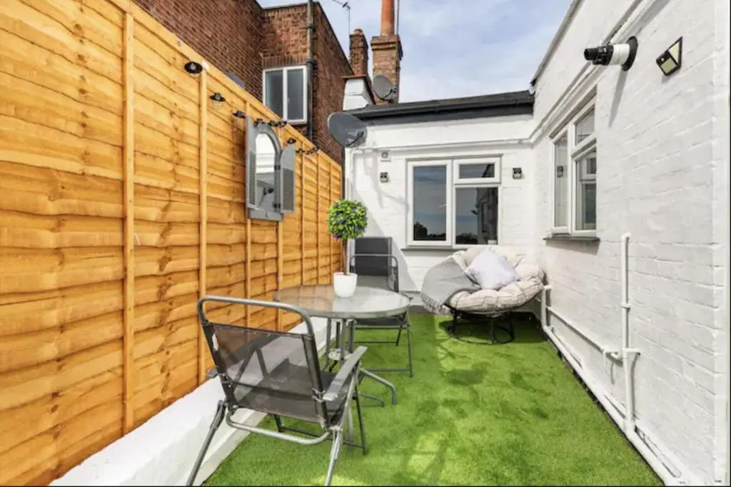 Luxury 3-Bed Apartment Near To London With Parking