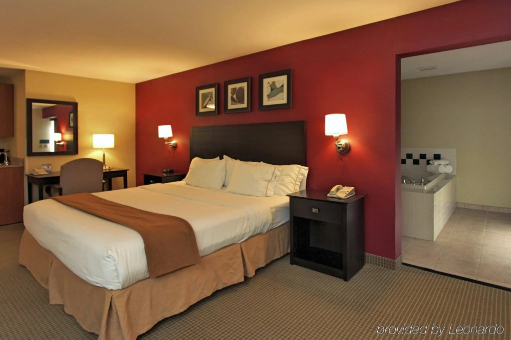 Holiday Inn Express Hotel & Suites Defiance by IHG