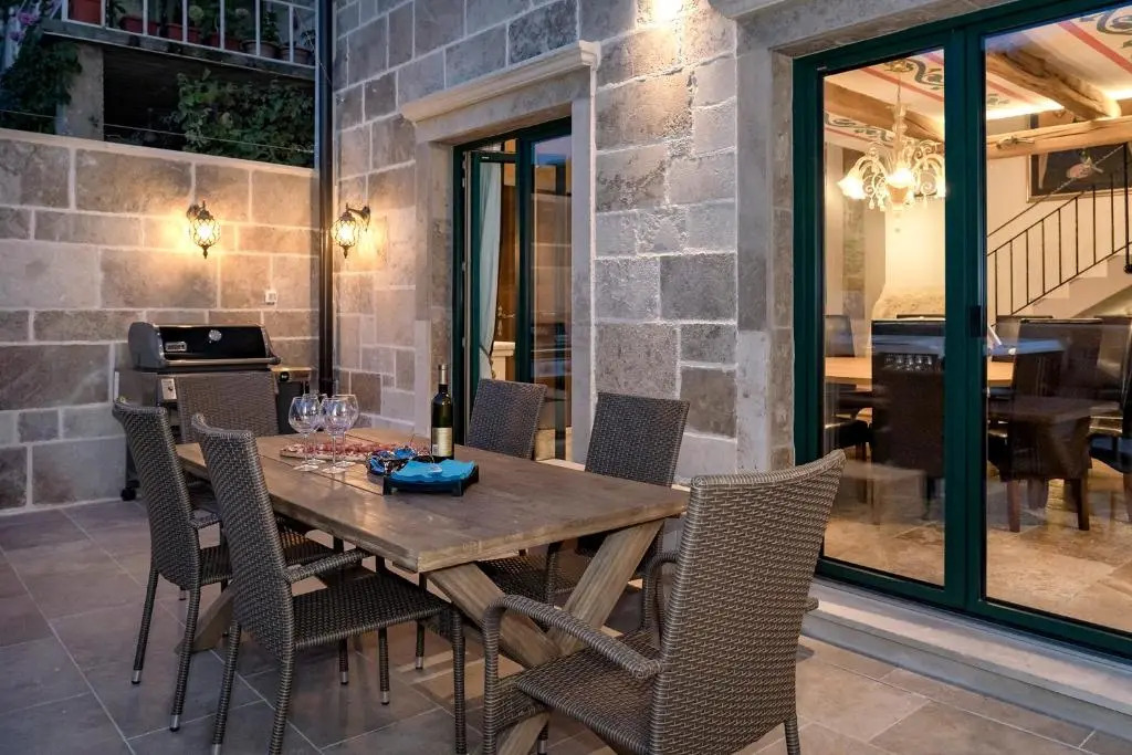 Luxury Palazzo v. Pelsocz Hvar Town