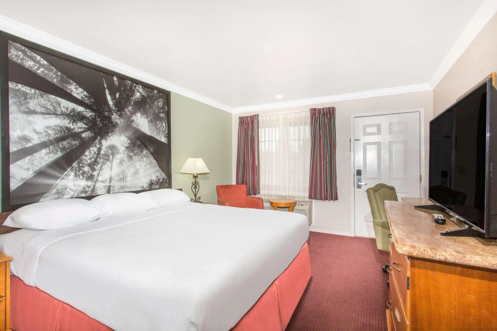 Upper Lake Inn & Suites