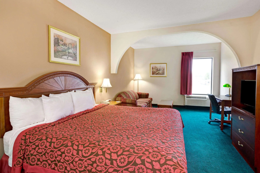 Days Inn & Suites by Wyndham Louisville SW