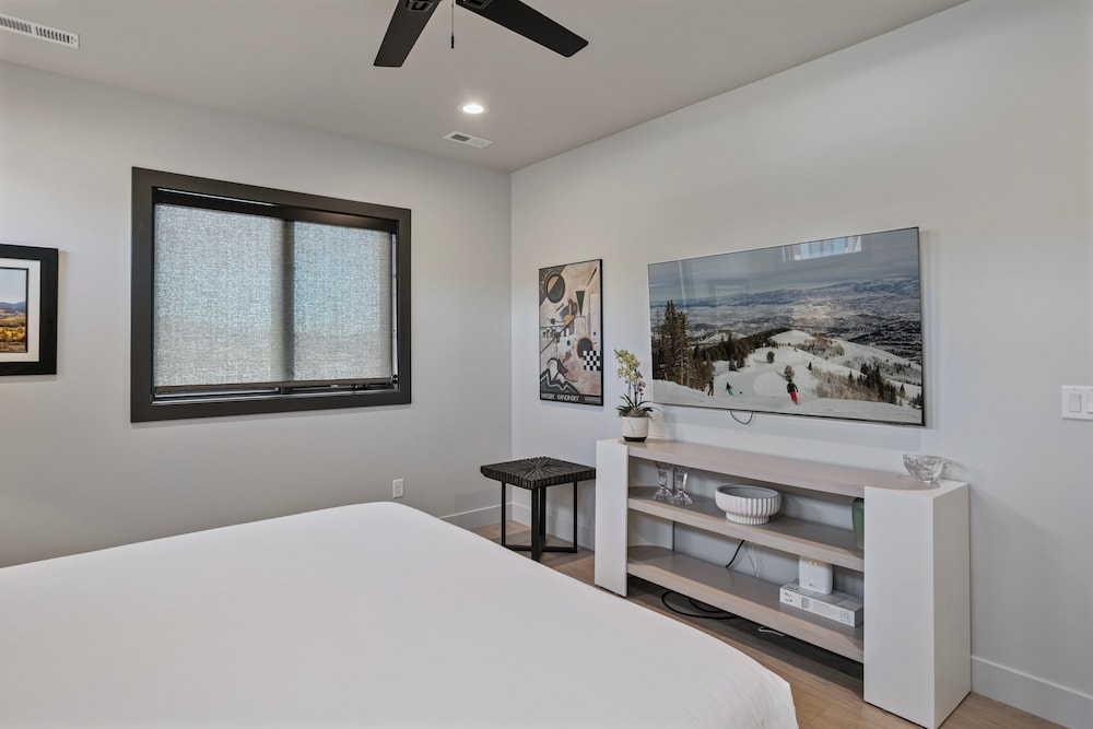 Spacious Ski Getaway Hot Tub 5 Bedroom 5 Home