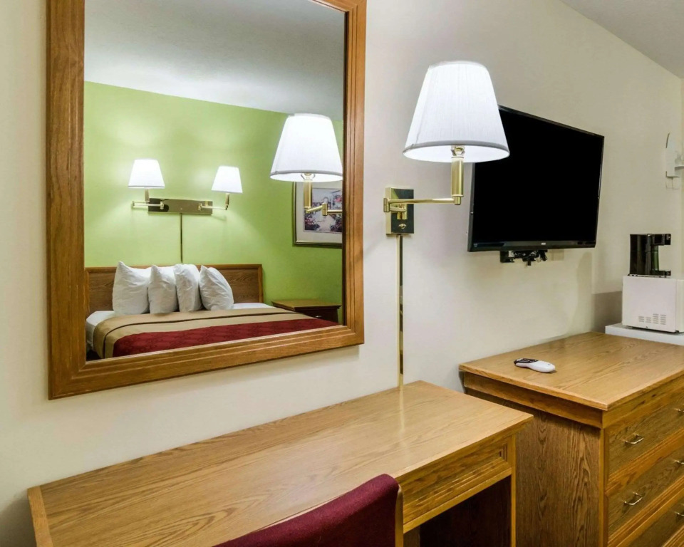 Econo Lodge Lawrence near University