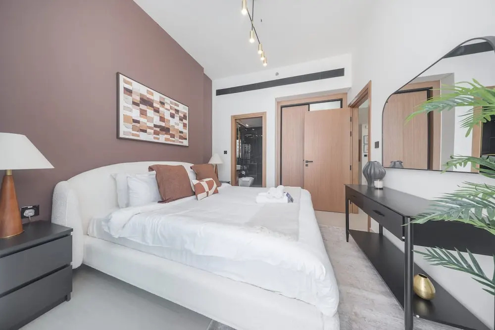 Vibrant 1-bedroom in JVC Sleeps 4 With Balcony