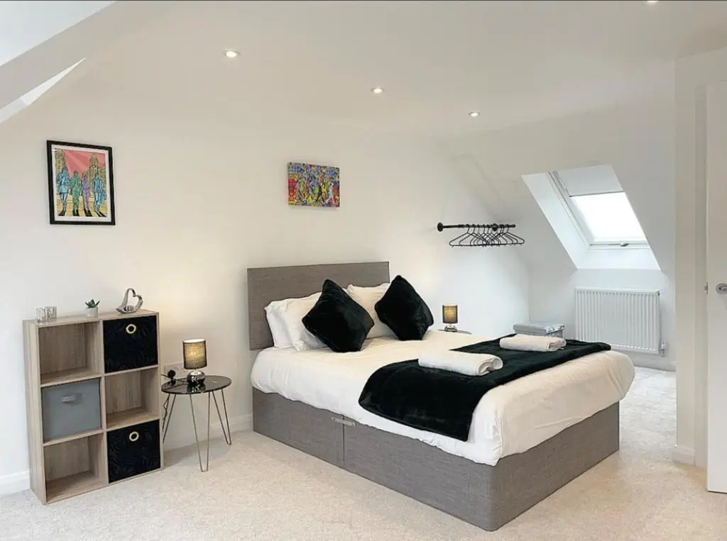 Air Host and Stay - Brand new 3 bedroom house sleeps 7 minutes from LFC and city centre ref27