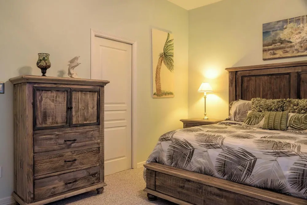 Spacious Ground Floor Condo With Semi-private Pool, 1 Block to Beach