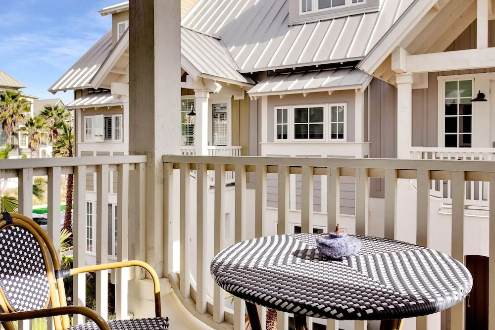 New Listing! Brand-new All-suite Poolside Oasis 3 Bedroom Townhouse