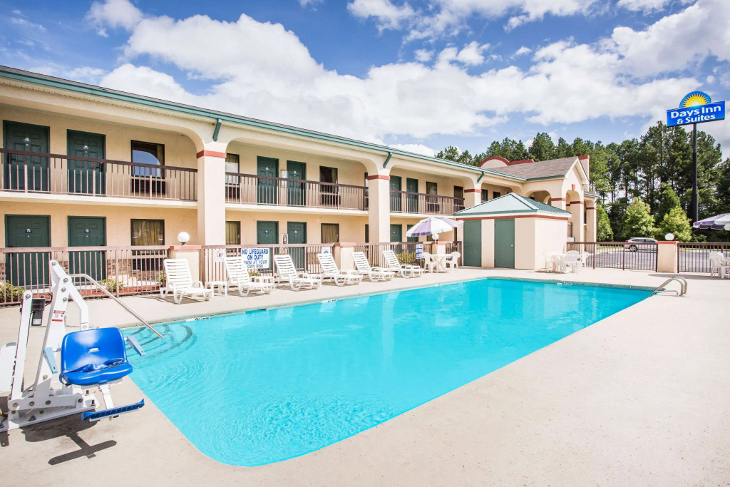 Days Inn & Suites by Wyndham Columbia Airport
